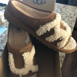 Slippers, UGG never worn